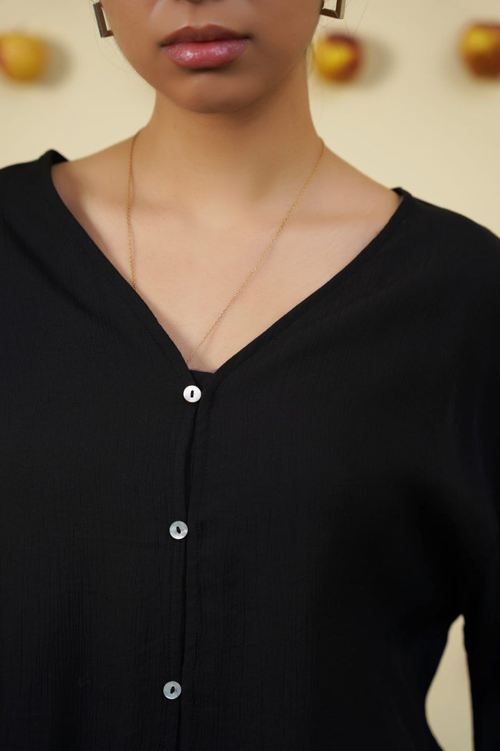 BLACK FLOWY TEXTURED BLOUSE