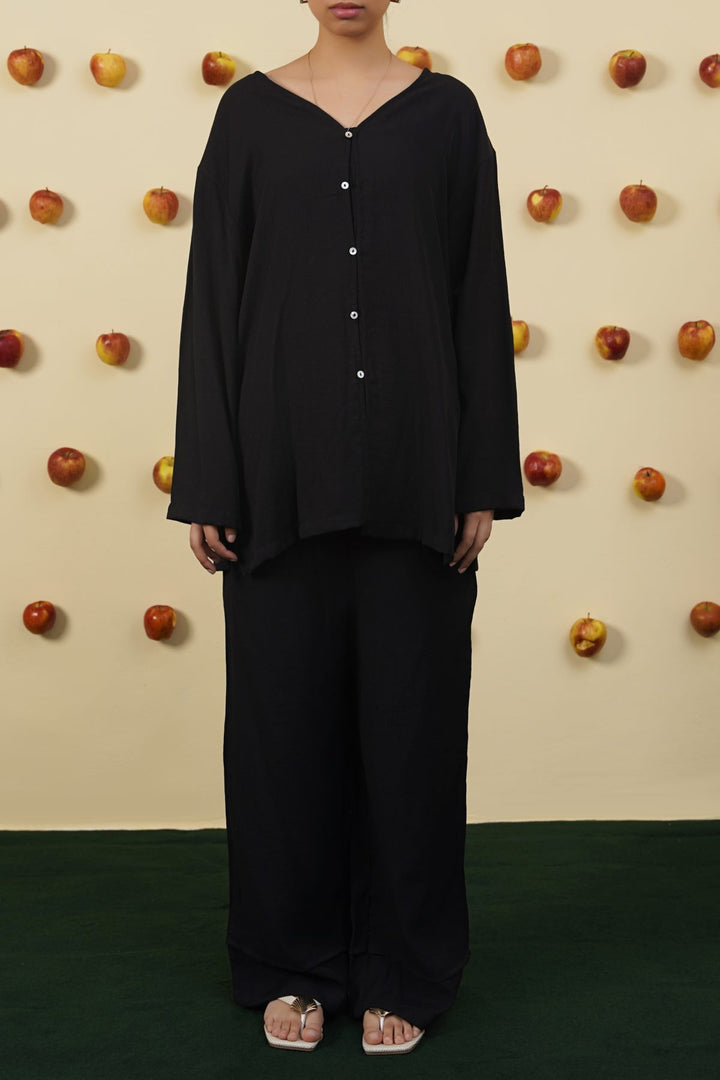 BLACK FLOWY TEXTURED BLOUSE