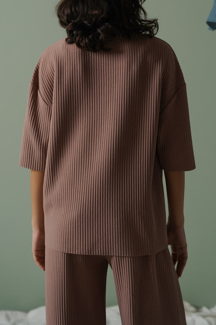 BROWN LINEA STRETCHY TEE
