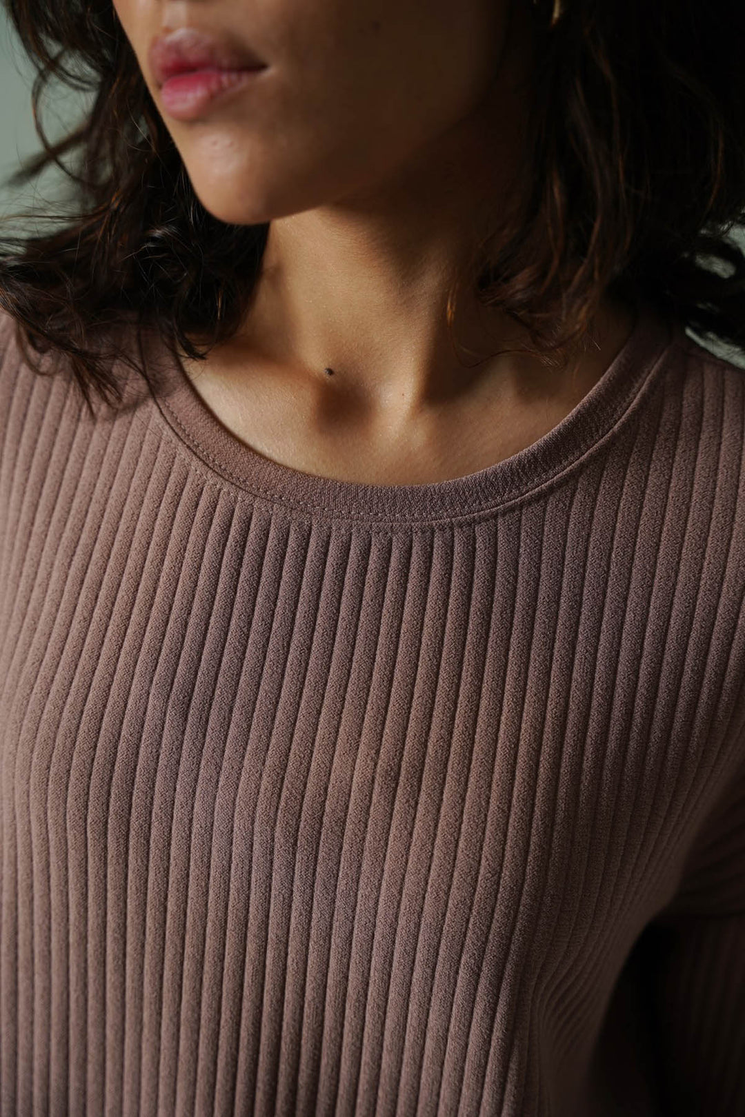 BROWN LINEA STRETCHY TEE