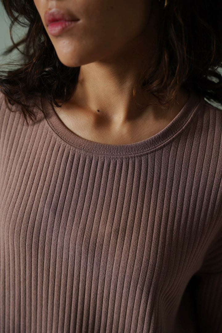 BROWN LINEA STRETCHY TEE