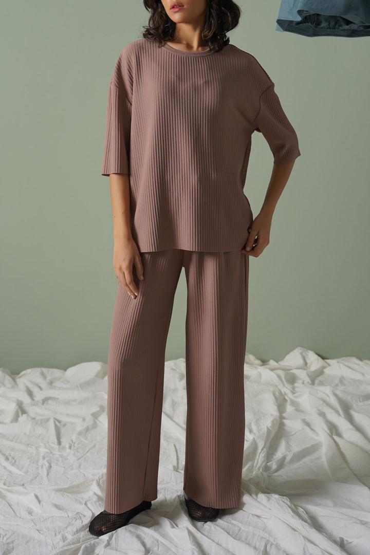 BROWN LINEA STRETCHY TEE