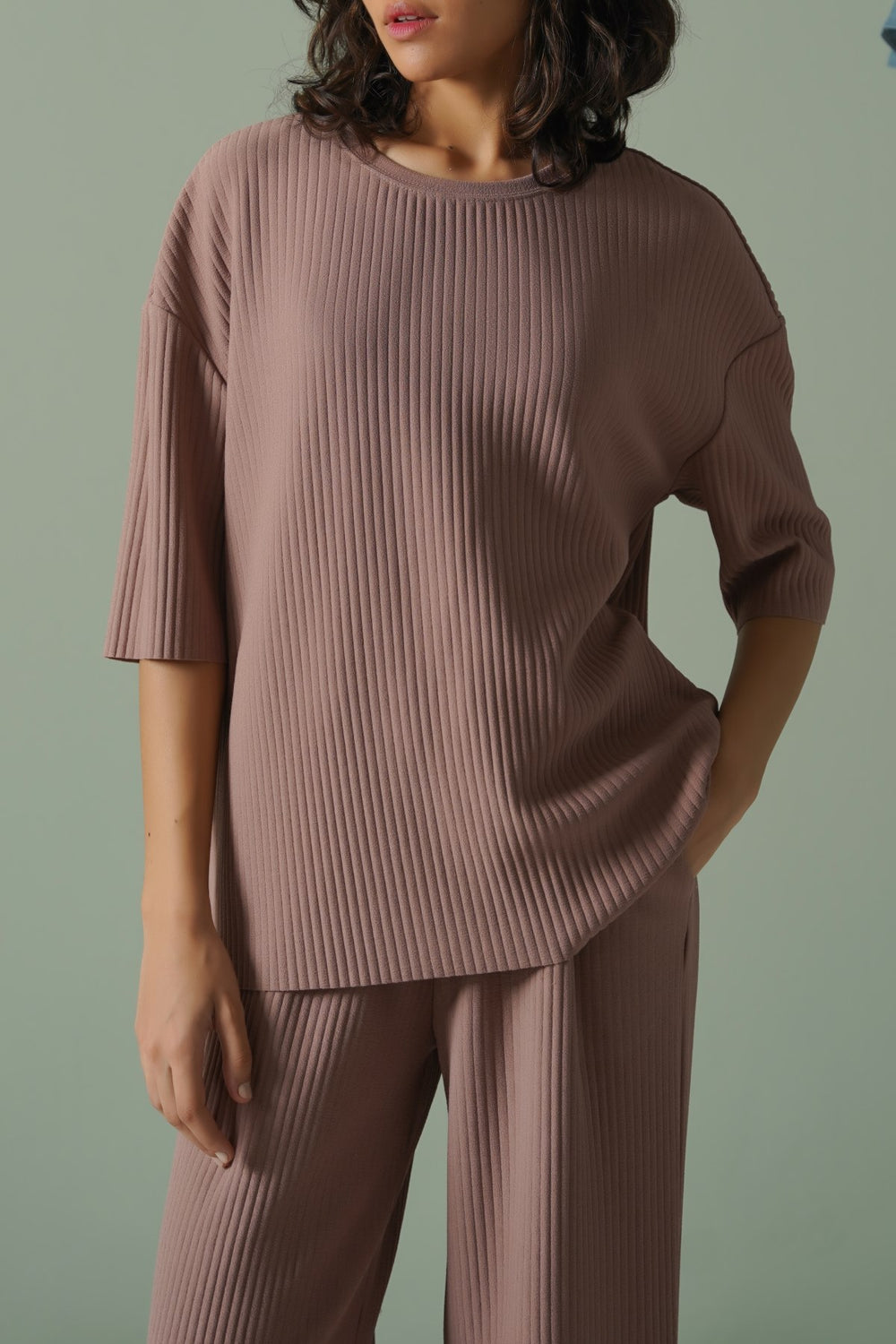 BROWN LINEA STRETCHY TEE