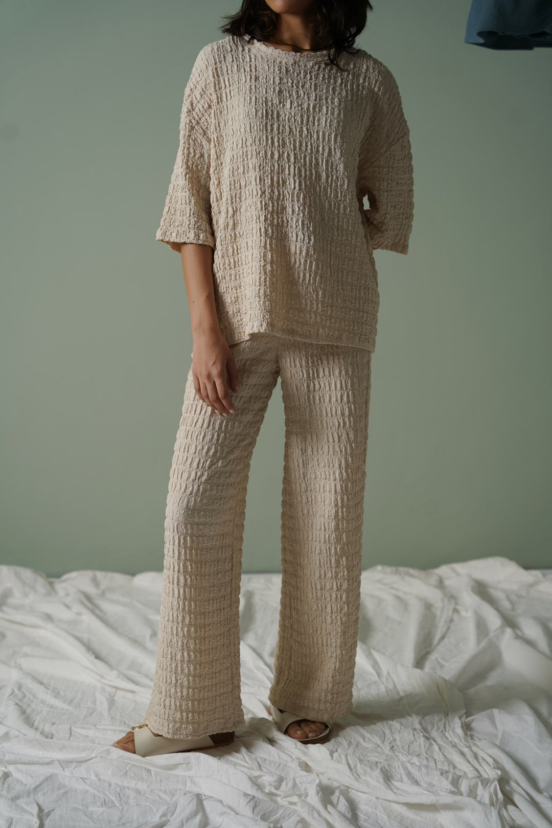 BEIGE BUBBLE CRINKLE TEE