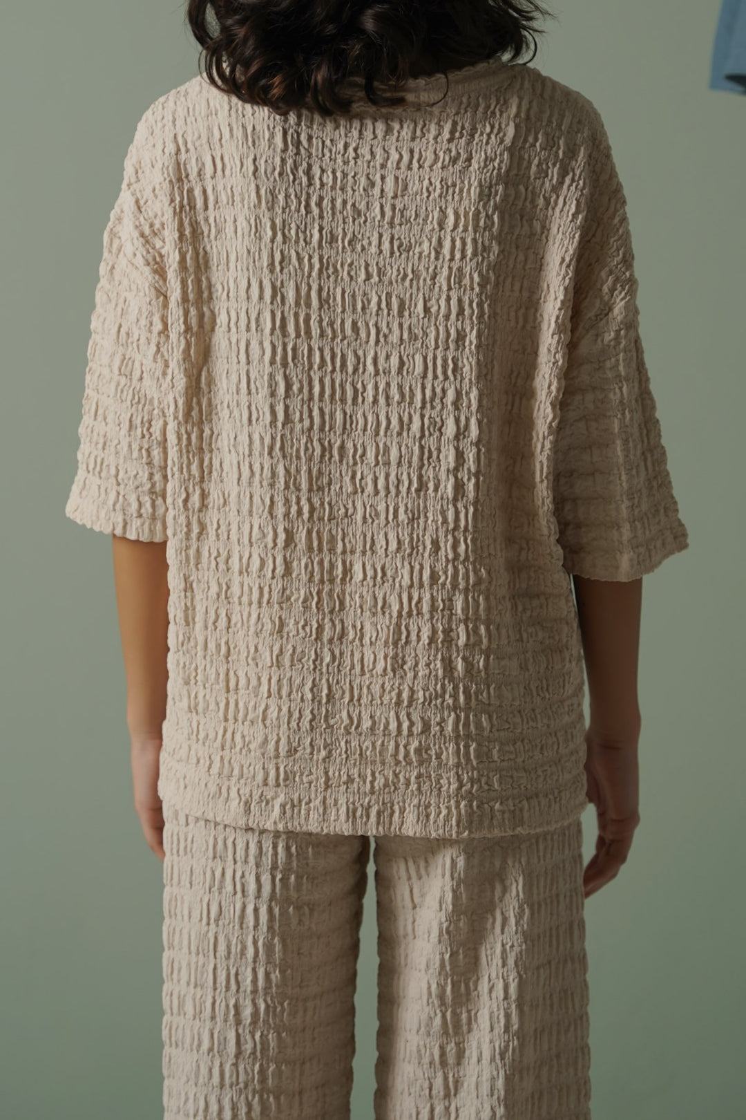 BEIGE BUBBLE CRINKLE TEE