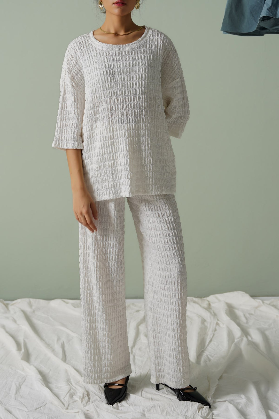 WHITE BUBBLE CRINKLE TEE
