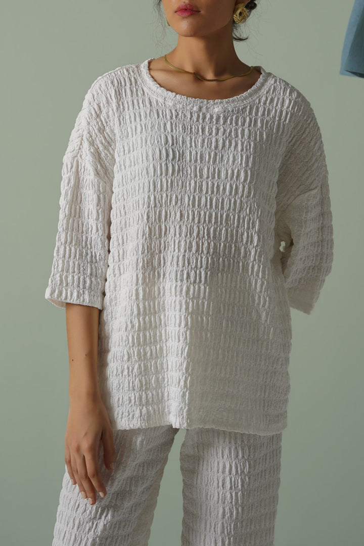 WHITE BUBBLE CRINKLE TEE