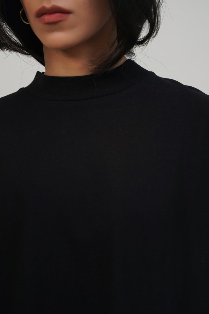 BLACK ROUND NECK TEE