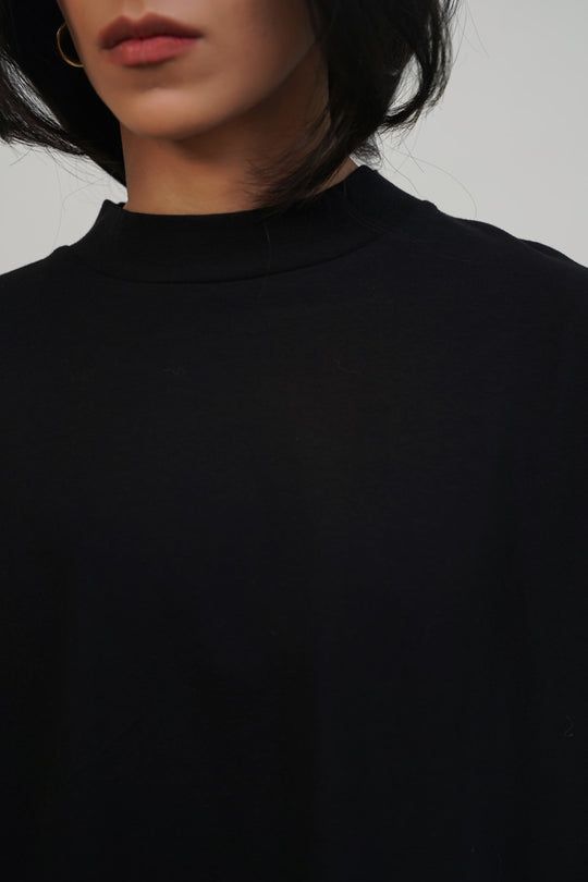 BLACK ROUND NECK TEE