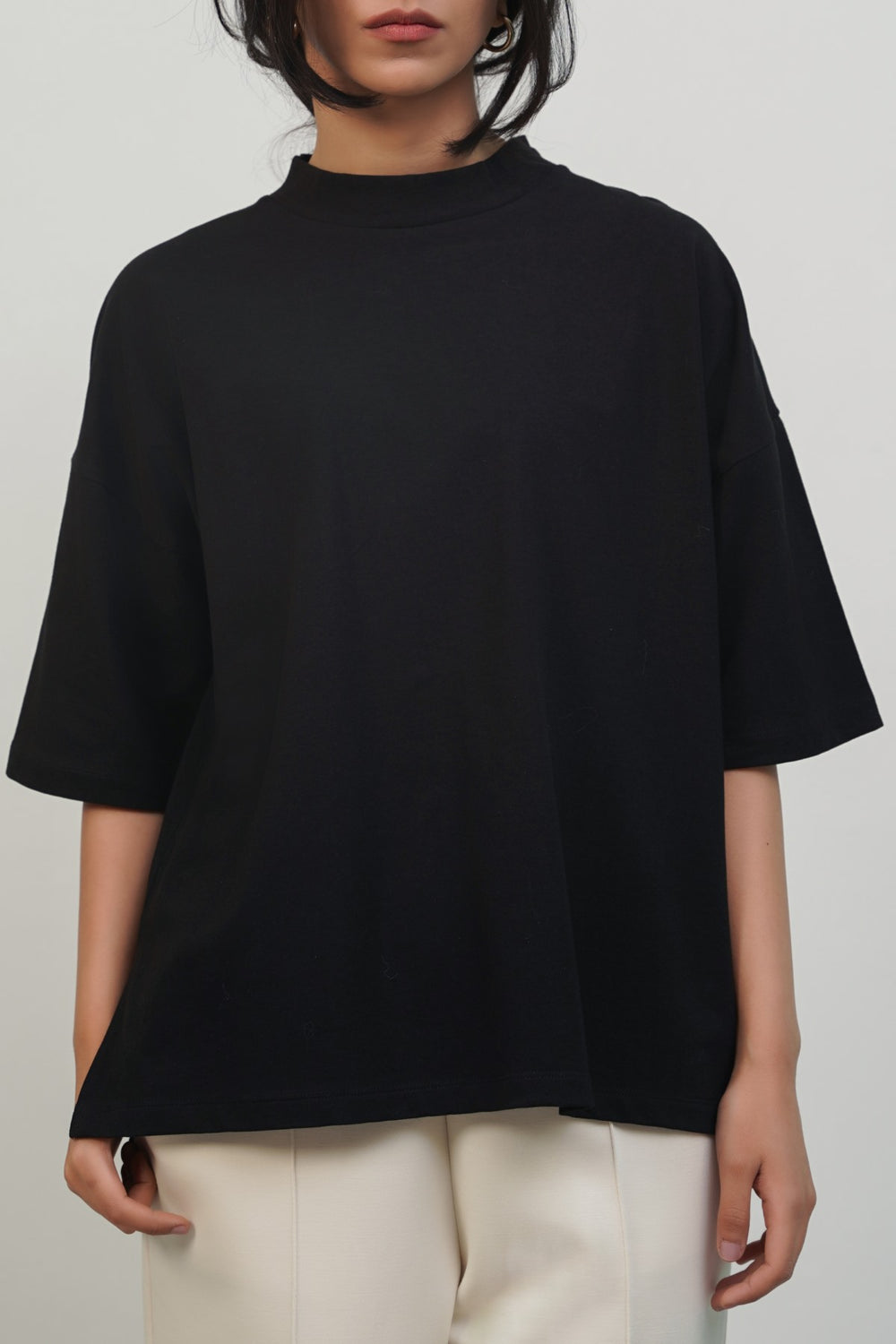 BLACK ROUND NECK TEE