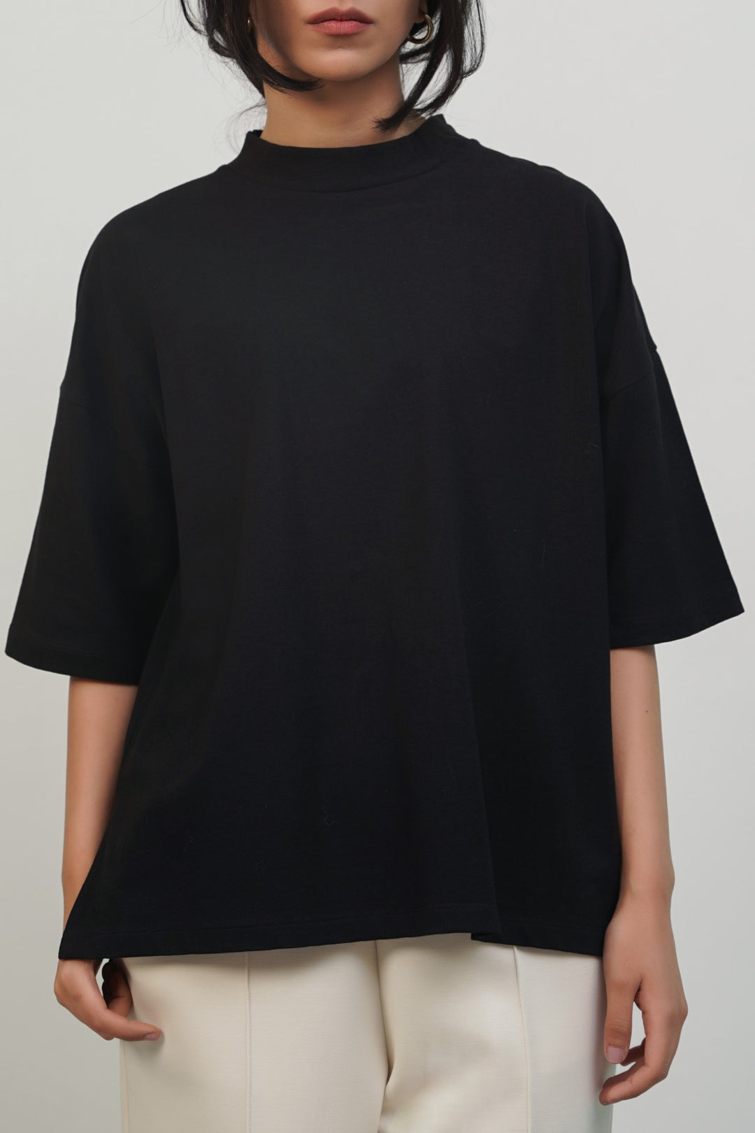 BLACK ROUND NECK TEE
