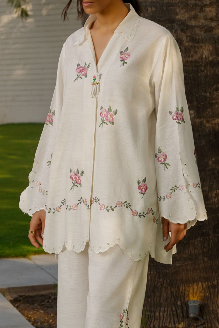 WHITE PEONY SHIRT WITH HANDMADE BROOCH