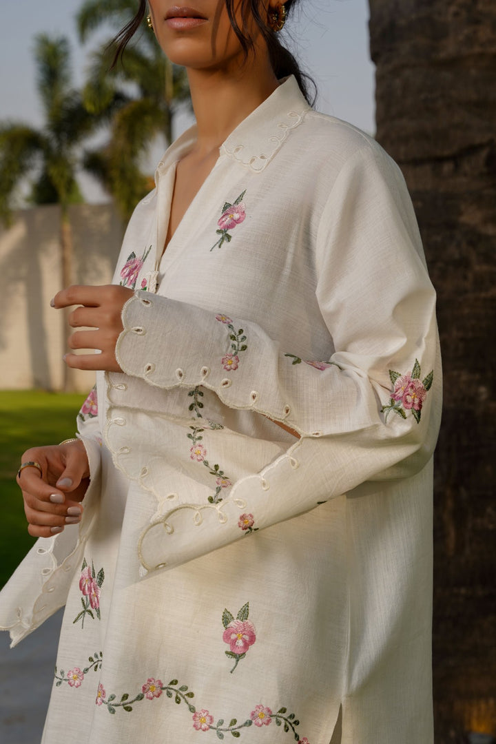 WHITE PEONY SHIRT WITH HANDMADE BROOCH