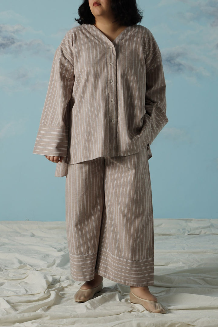 BEIGE CURVE STRIPED BATWING SHIRT