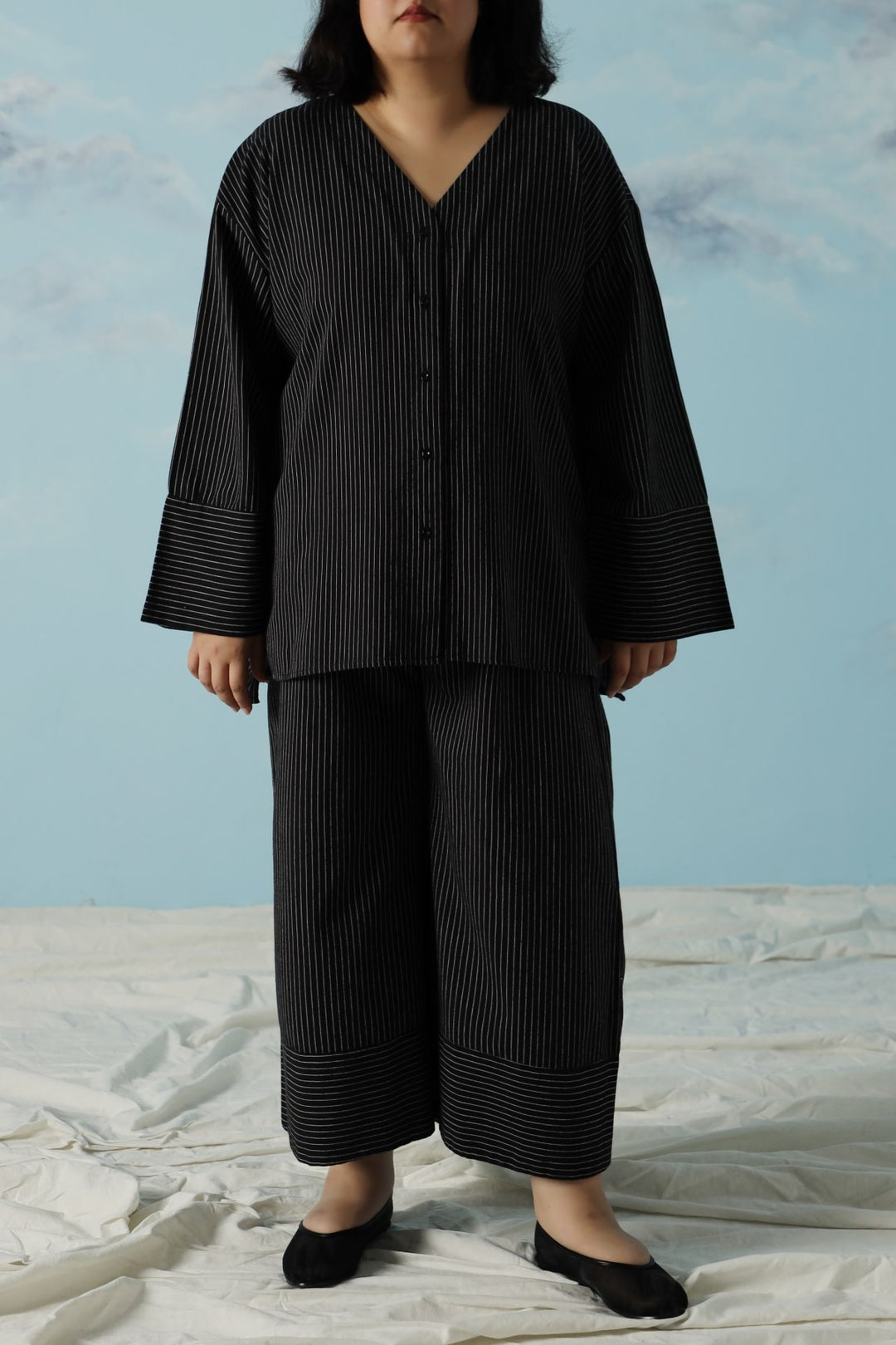 BLACK CURVE STRIPED BATWING SHIRT