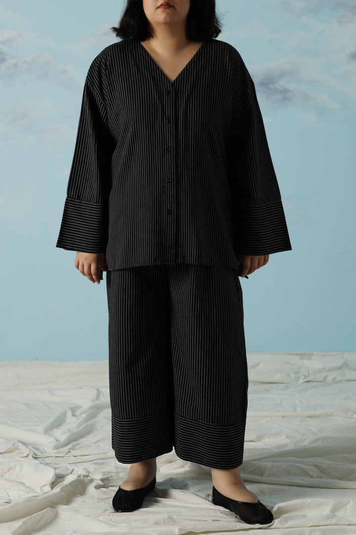 BLACK CURVE STRIPED BATWING SHIRT