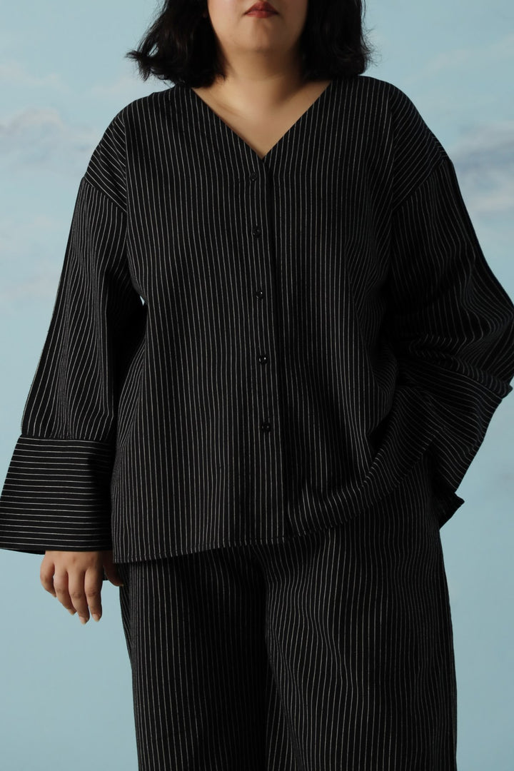 BLACK CURVE STRIPED BATWING SHIRT