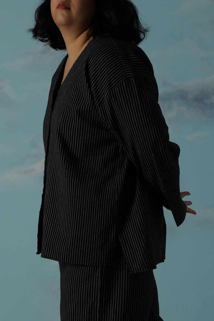 BLACK CURVE STRIPED BATWING SHIRT