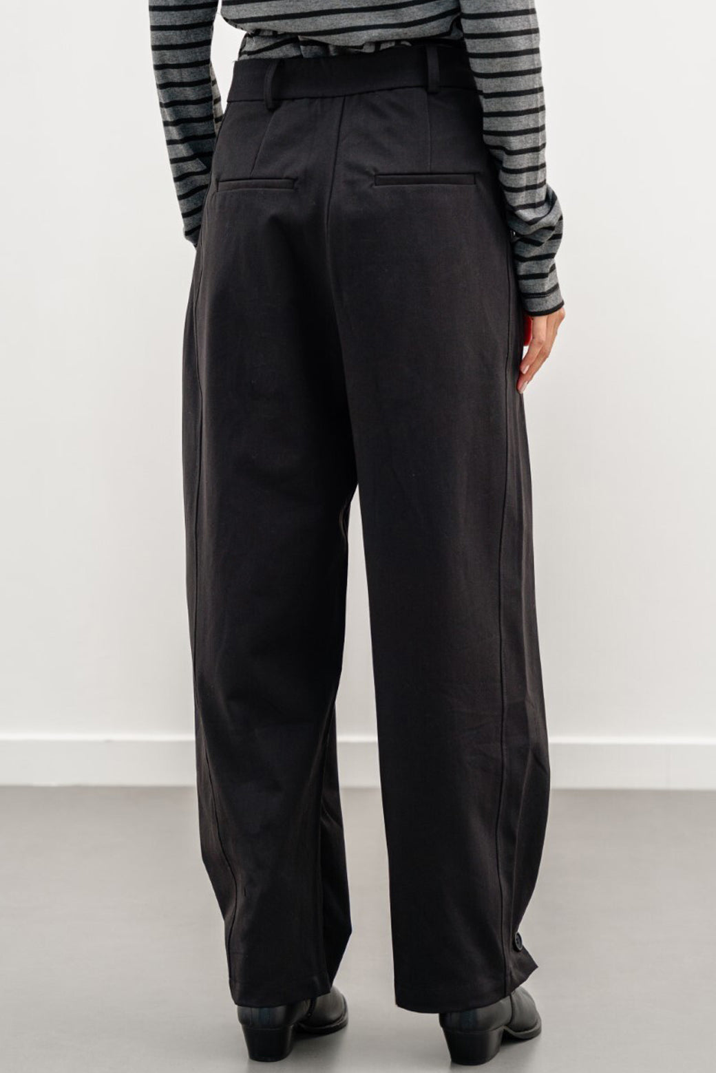 BLACK BARREL TROUSERS