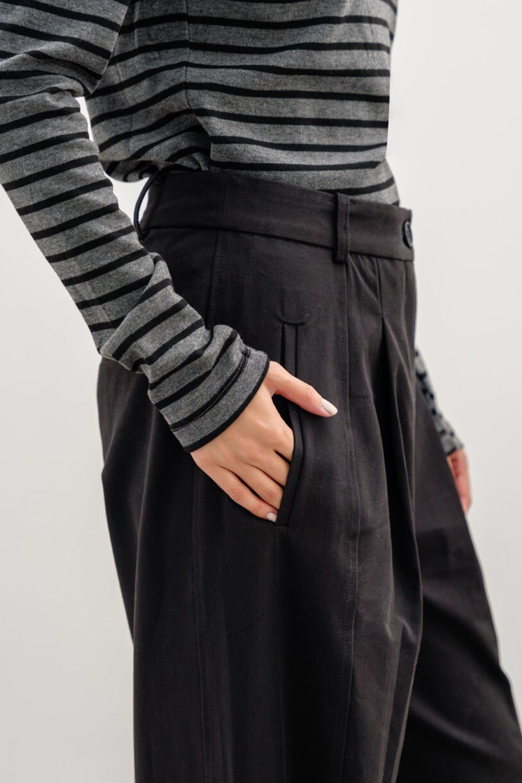 BLACK BARREL TROUSERS