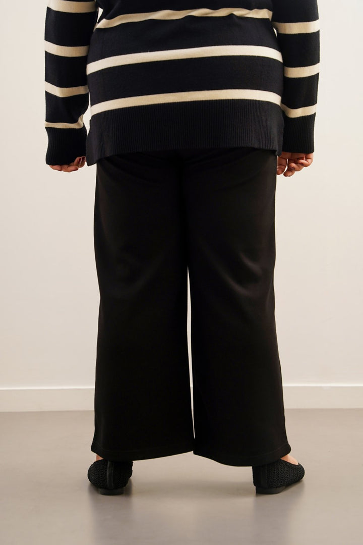 BLACK CURVE PLEATED TROUSERS