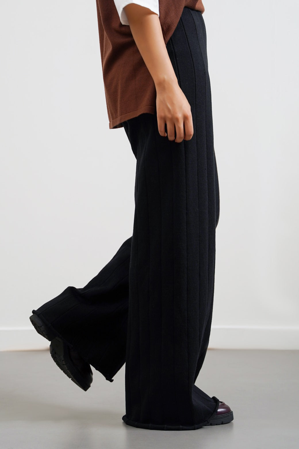 BLACK RIB-KNIT STRAIGHT PANTS