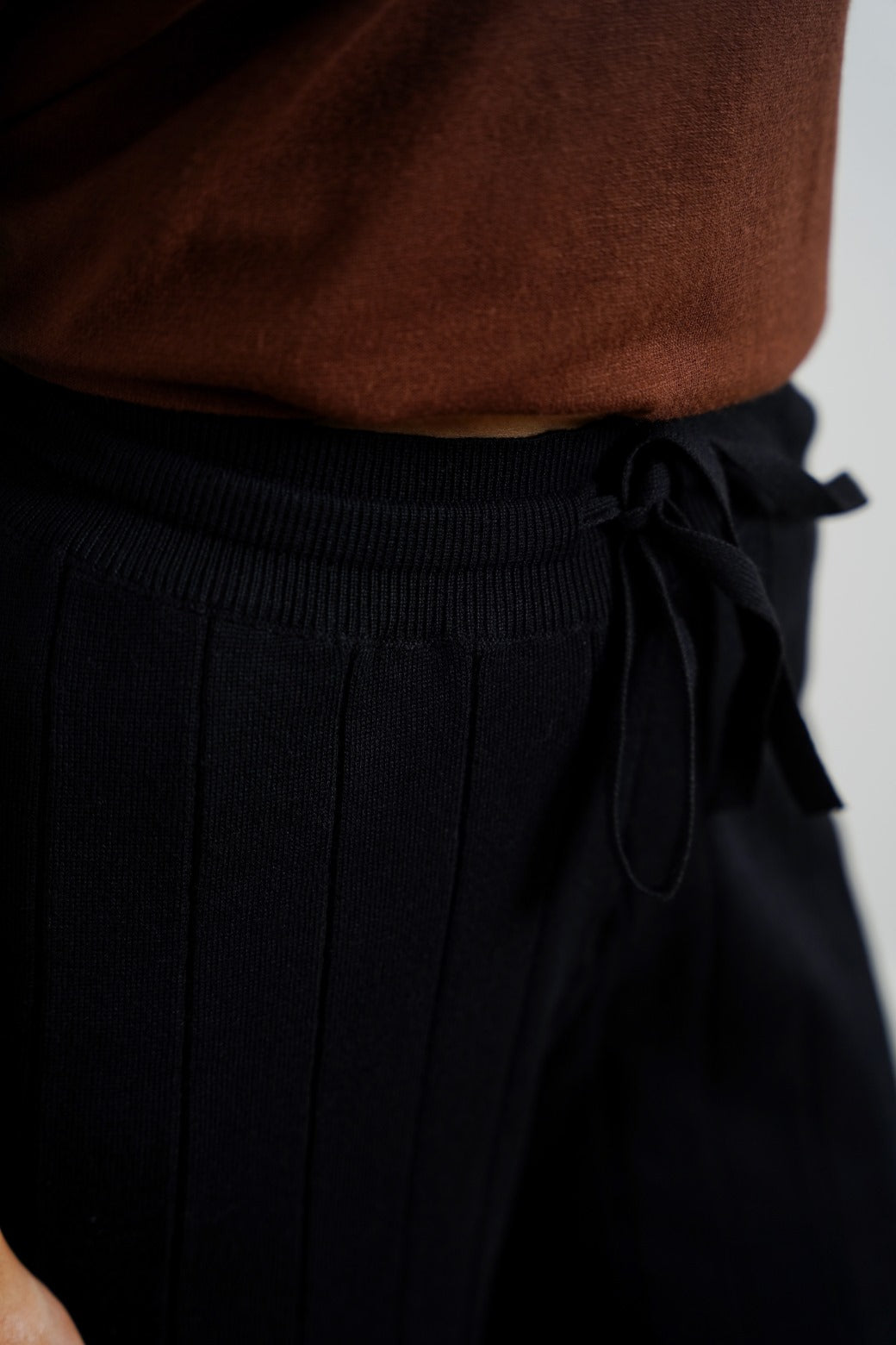 BLACK RIB-KNIT STRAIGHT PANTS