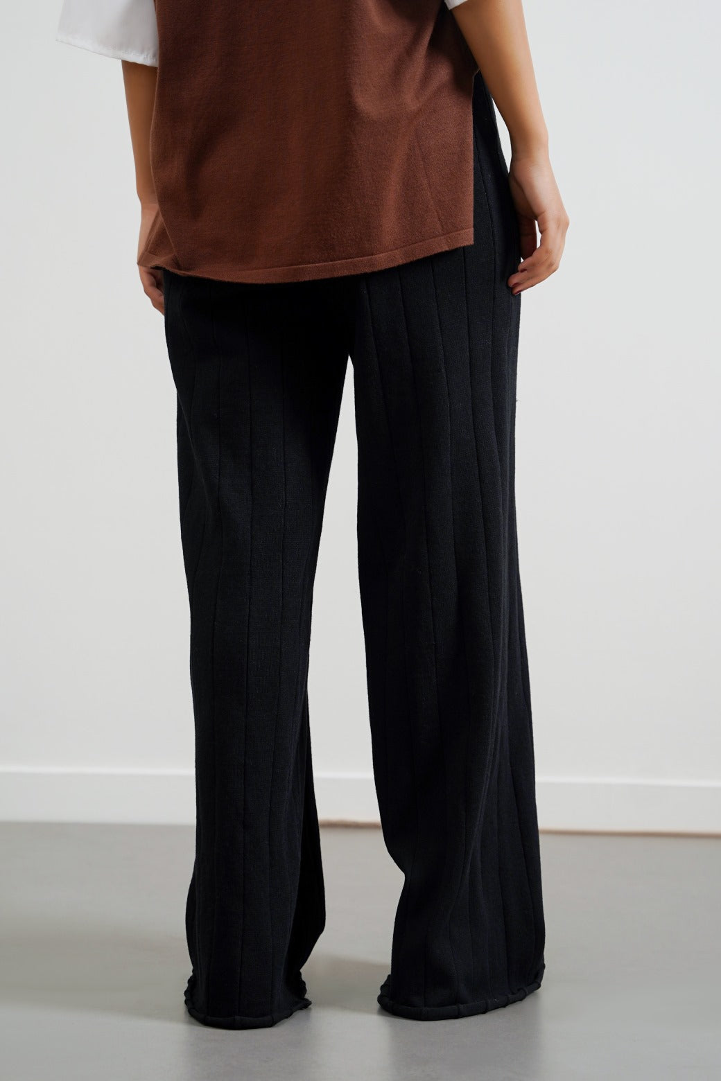 BLACK RIB-KNIT STRAIGHT PANTS