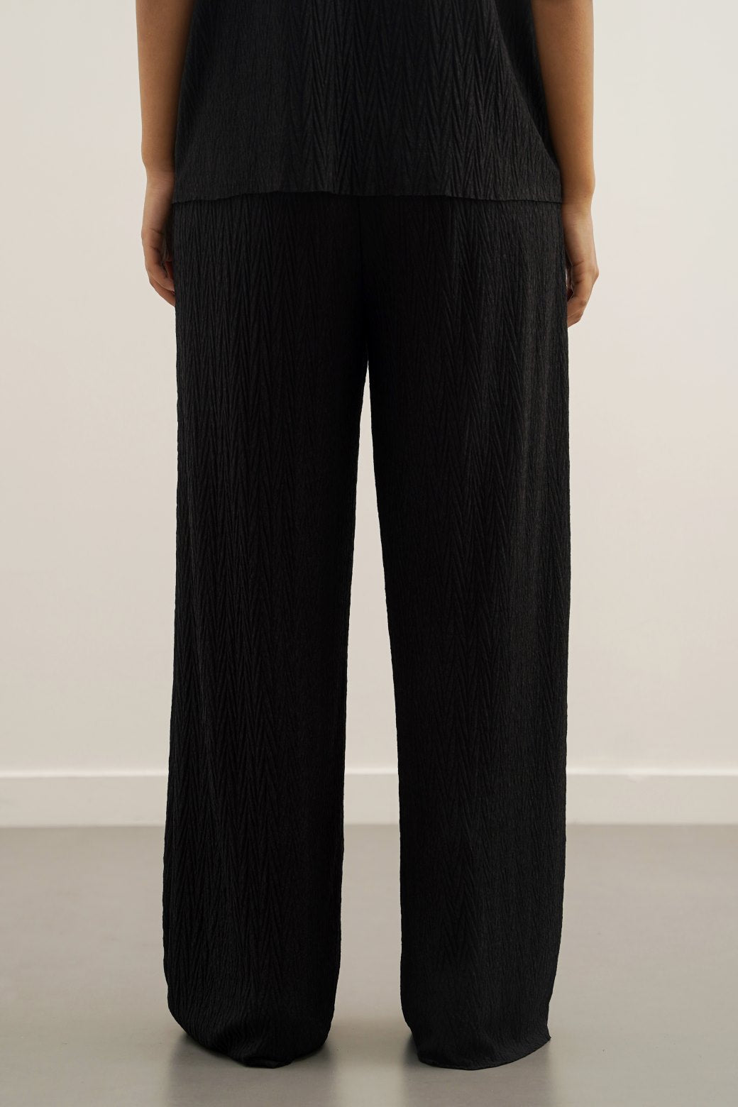 BLACK TEXTURED TROUSERS