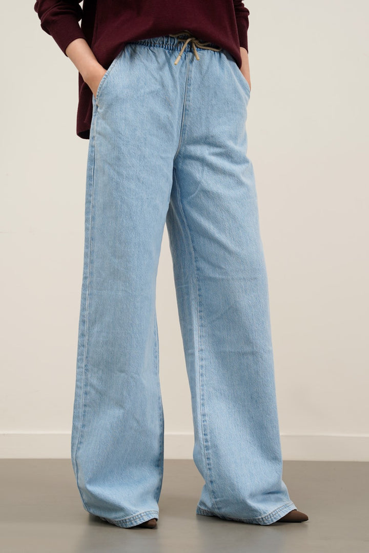 STRETCHY WAIST WIDE JEANS