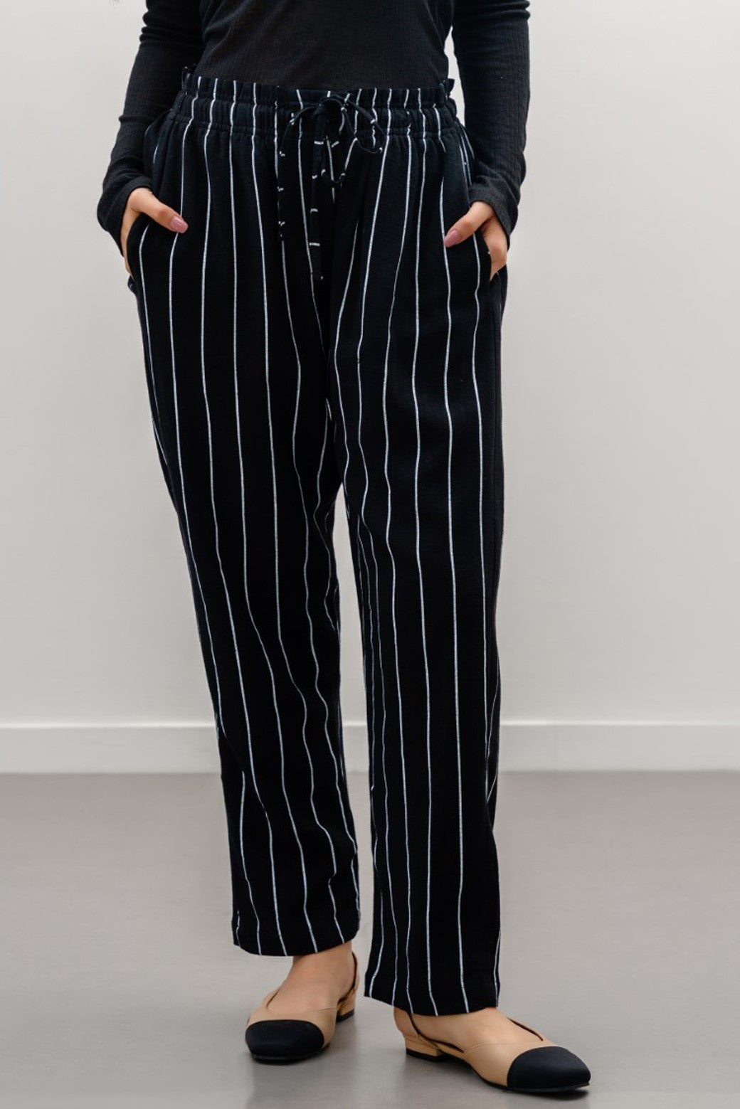 BLACK STRIPED PAPER BAG PANTS