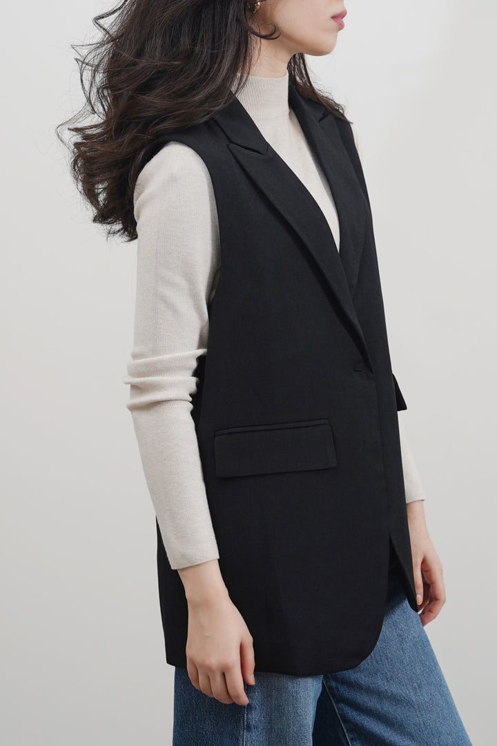 BLACK SLEEVELESS BLAZER