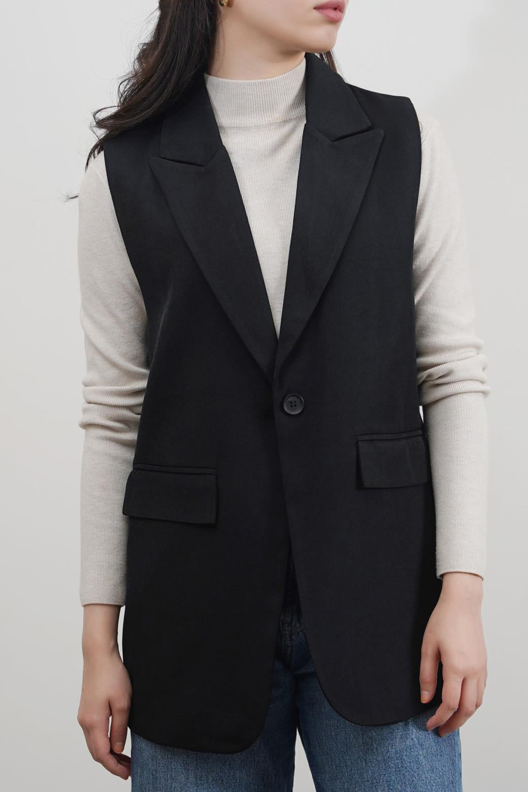 BLACK SLEEVELESS BLAZER