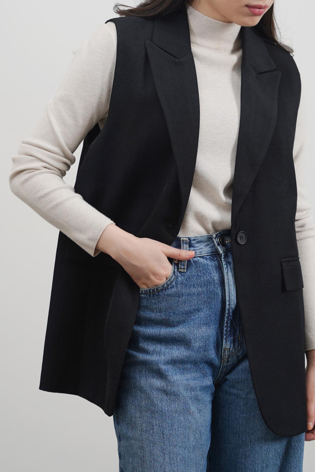 BLACK SLEEVELESS BLAZER