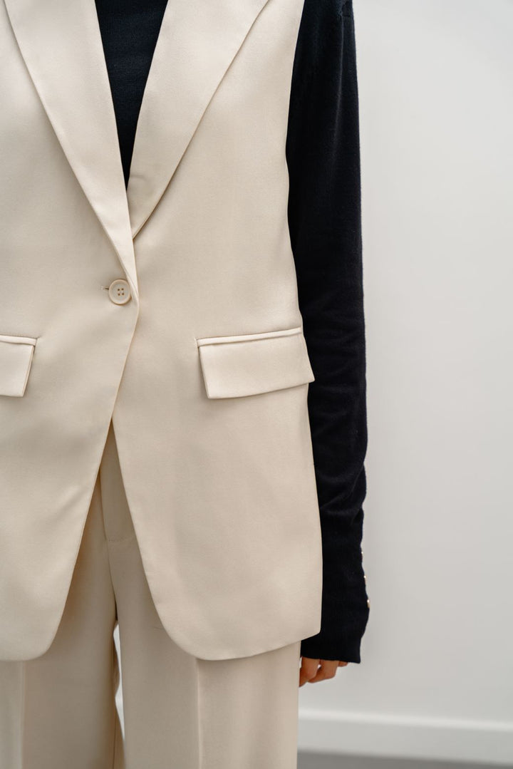 IVORY SLEEVELESS BLAZER