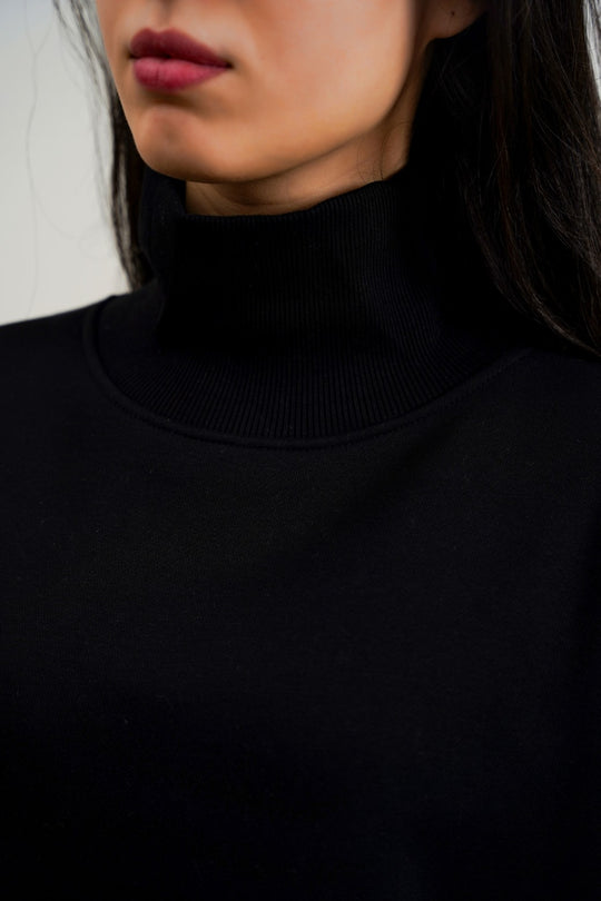 BLACK CLASSIC TURTLE NECK SWEATSHIRT