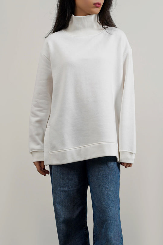 WHITE CLASSIC TURTLE NECK SWEATSHIRT