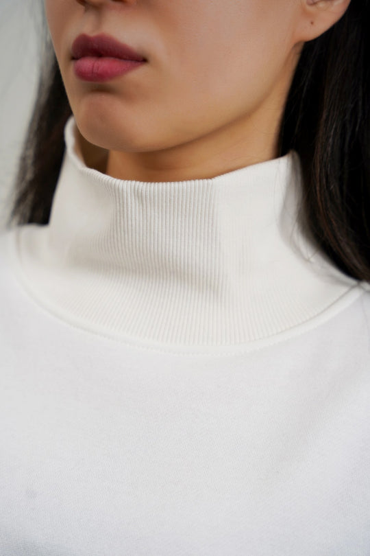 WHITE CLASSIC TURTLE NECK SWEATSHIRT