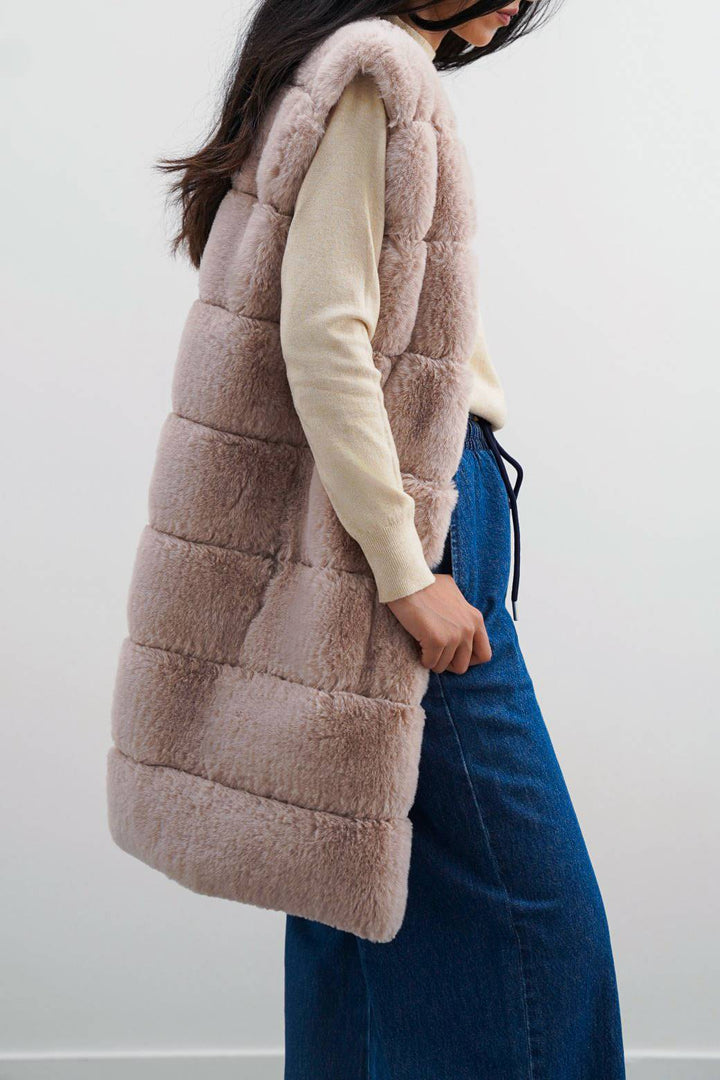 BEIGE SLEEVELESS FUR COAT