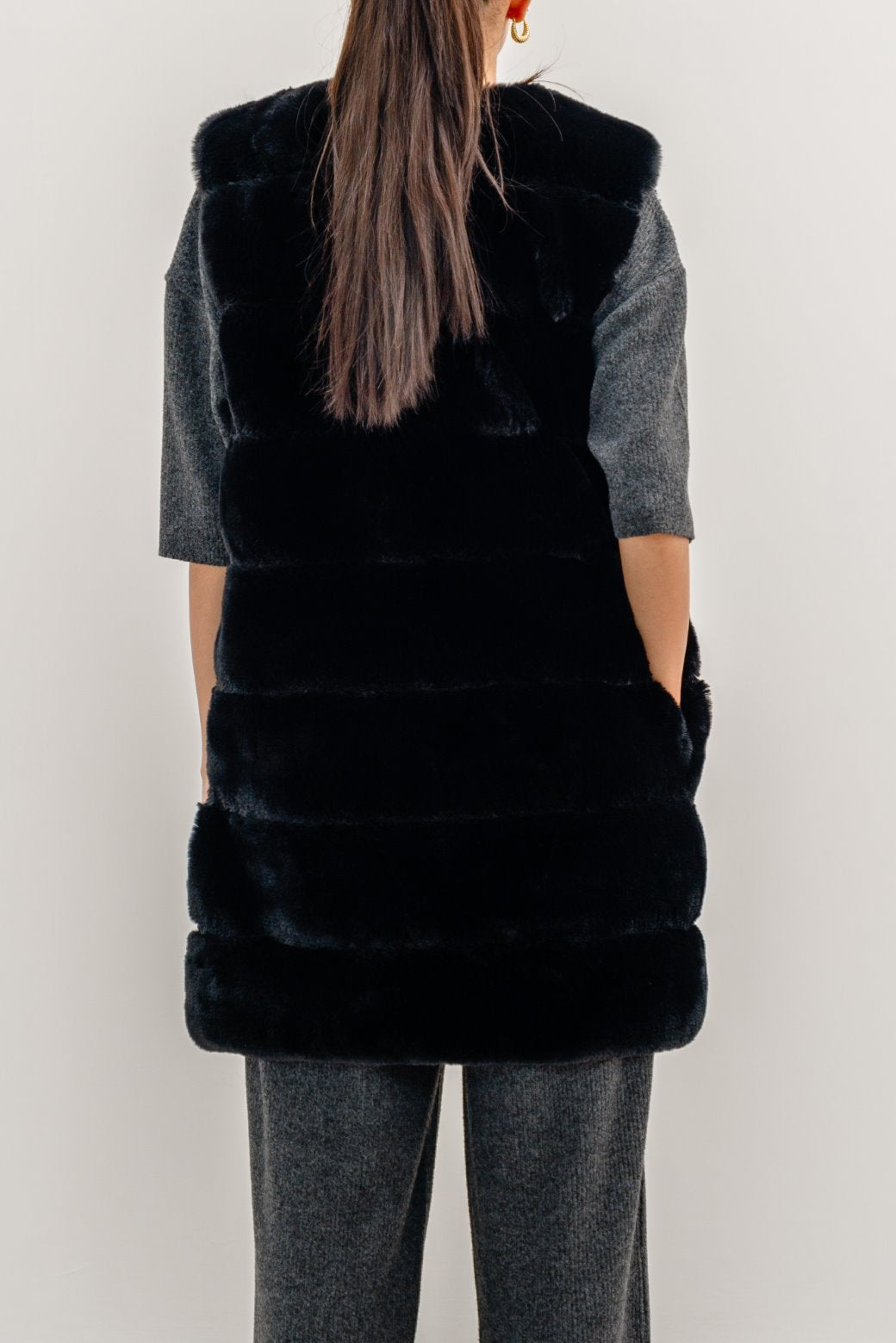 BLACK SLEEVELESS FUR COAT