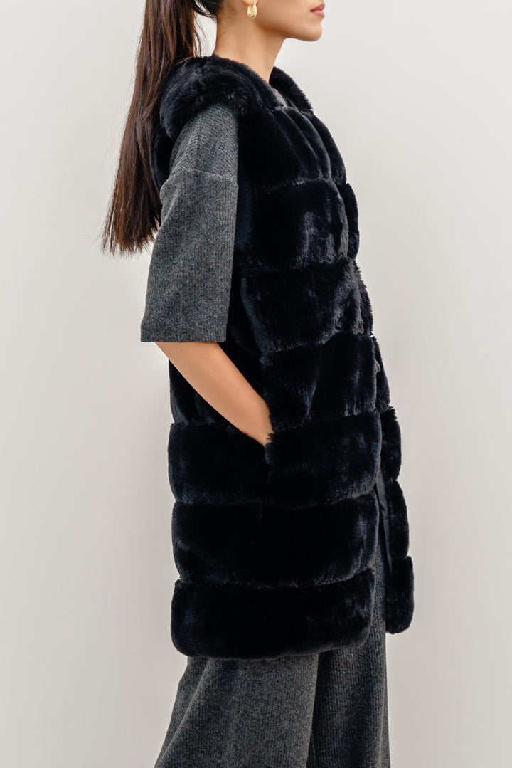 BLACK SLEEVELESS FUR COAT