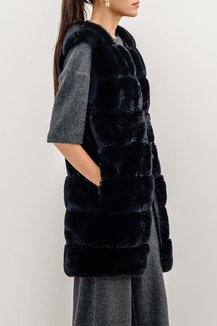 BLACK SLEEVELESS FUR COAT