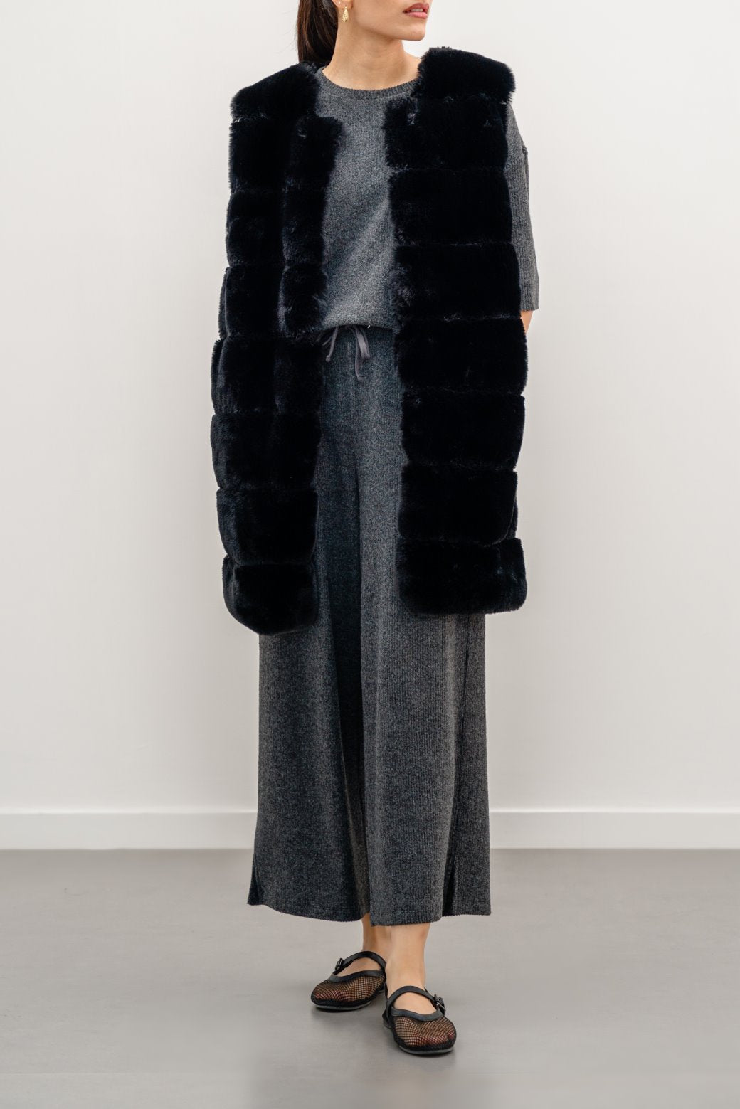 BLACK SLEEVELESS FUR COAT