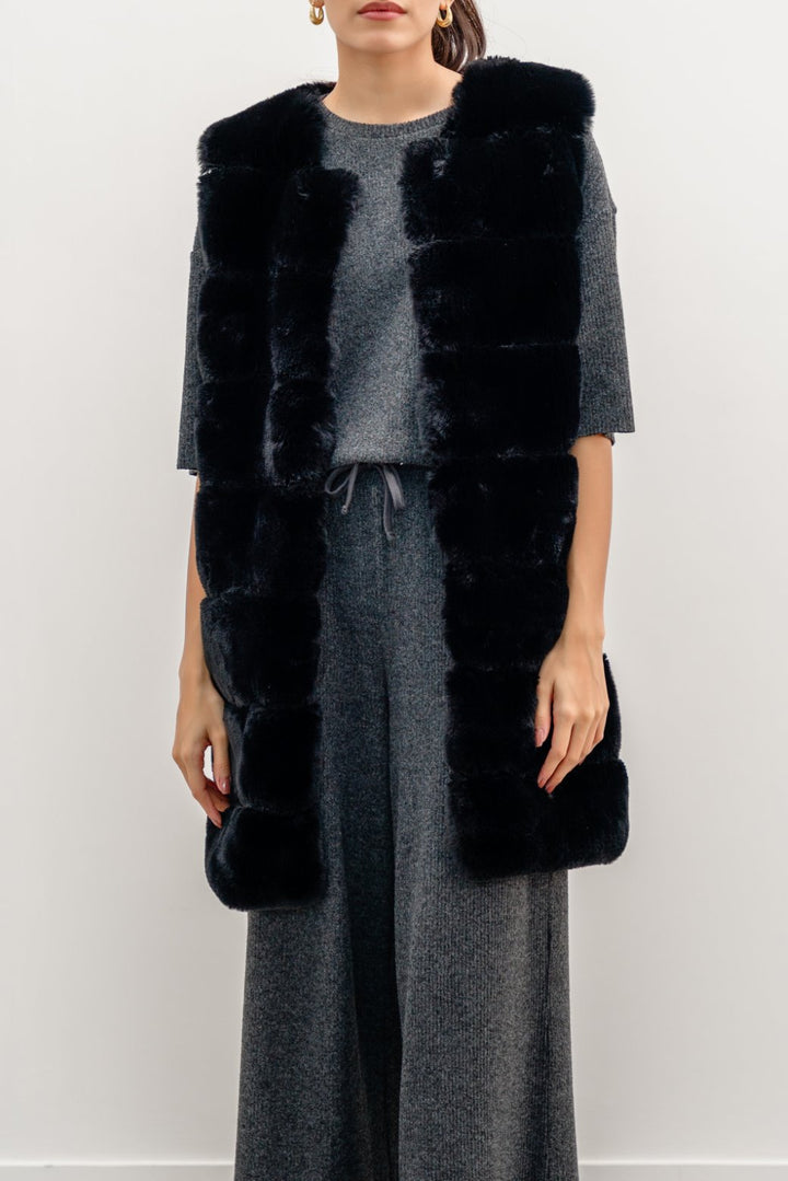 BLACK SLEEVELESS FUR COAT