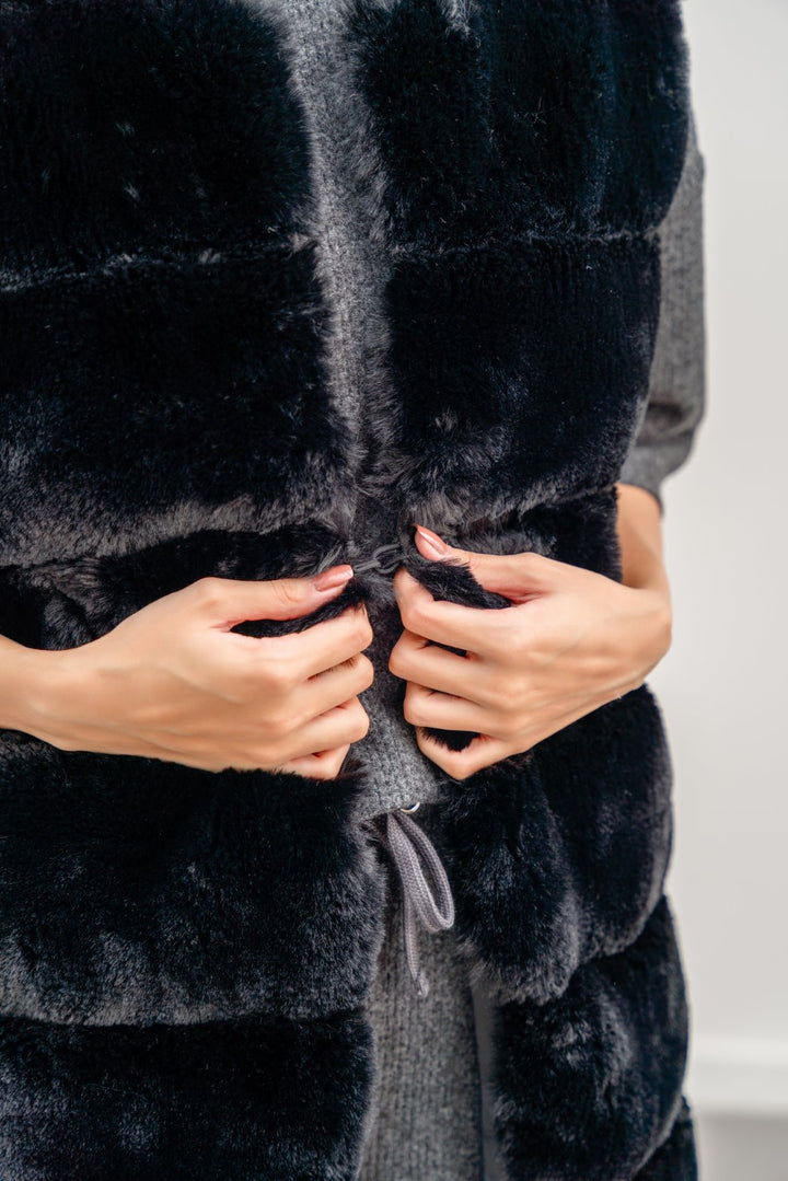 BLACK SLEEVELESS FUR COAT