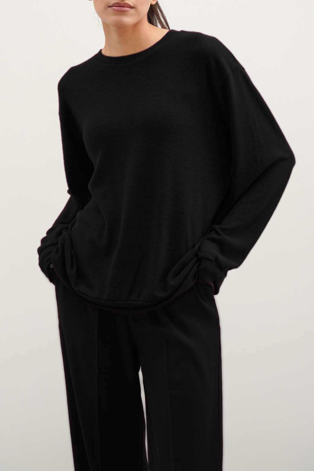 BLACK BASIC SWEATSHIRT