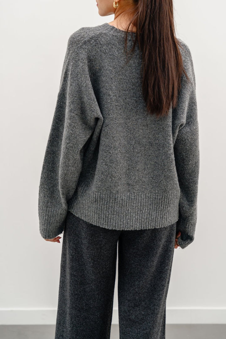 GREY FINE KNIT SWEATER