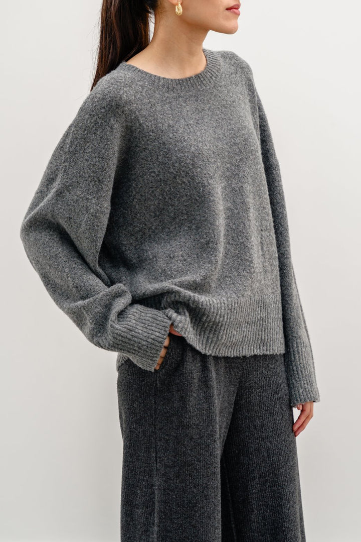 GREY FINE KNIT SWEATER