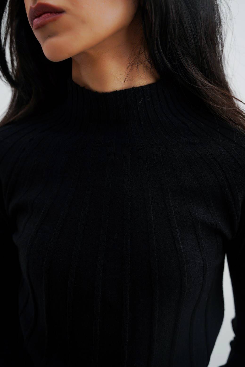 BLACK RIBBED BODYCON SWEATER