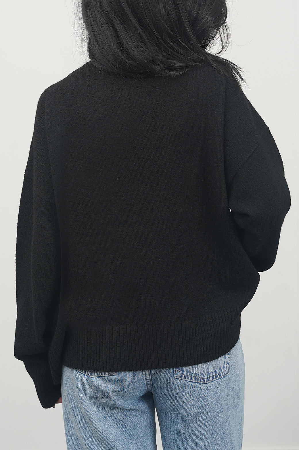 BLACK SOFT KNIT SWEATER